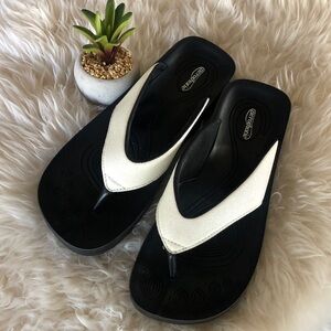 Aerothotic 36 Flip Flops White Sparkles NWOB